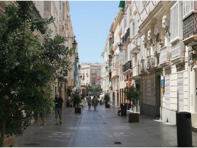 Oportunidad Única en el Corazón de Cádiz: Crea tu Proyecto a Medida 127m2