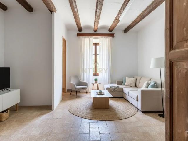 ¡Oportunidad única en el corazón del casco antiguo de Piera! Casa de pueblo con encanto y muchas posibilidades, para reformar