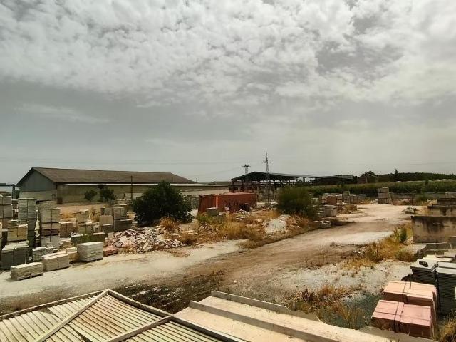 OPORTUNIDAD ÚNICA en El Jau – Parcela industrial de 4000 m2 con nave de 700 m2 para reformar