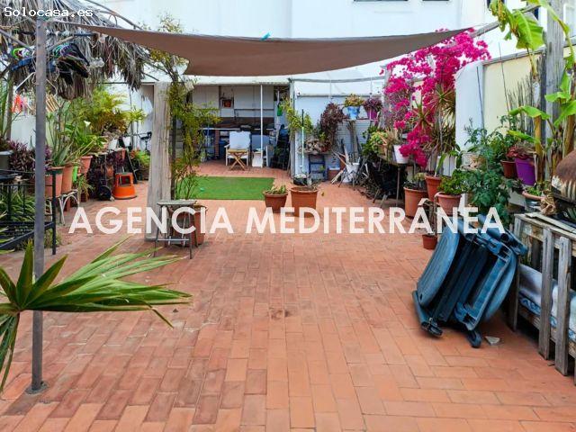 ¡Oportunidad única en Extramurs! Piso con carácter y gran terraza de 83 m2