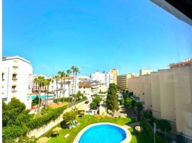 OPORTUNIDAD ÚNICA EN FUENGIROLA: DOS APARTAMENTOS EN UNO A 300 METROS DE LA