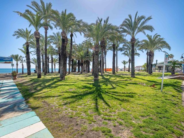 Oportunidad Única en La Carihuela: Planta Baja Renovada a Pasos del Mar ✨