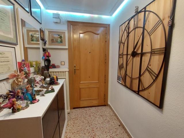 Oportunidad Única en Logroño: Piso de Tres Habitaciones Cerca de la Universidad
