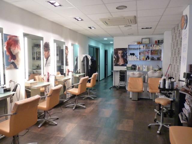 ¡Oportunidad Única en Manresa! Traspaso, Alquiler, Opción de Compra o Venta de Peluquería en Oms i de Prat