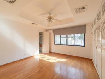 Oportunidad Única en Marbella: Dos Dúplex con Zonificación Comercial | 10 espacios, 1140. 00 en Marbella