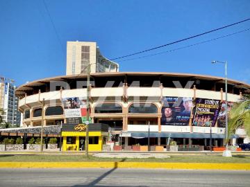 Oportunidad Única en Plaza de Toros Cancún: Local en obra gris en una zona con gran afluencia