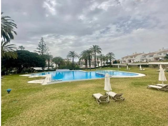 Oportunidad única en planta baja con jardín en el corazón de Nueva Andalucía