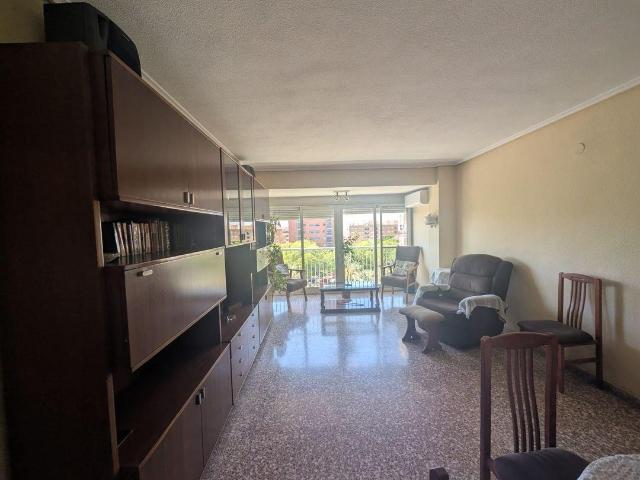 Oportunidad única en San Marcelino – Amplia vivienda lista para entrar a vivir Inmocity Inversores presenta esta fantástica vivienda de 99m2, luminosa, en excelente estado de conservación