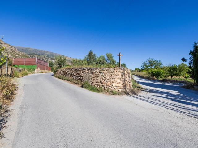 Oportunidad Única: Finca Rústica Productiva junto al Polideportivo de Dúrcal