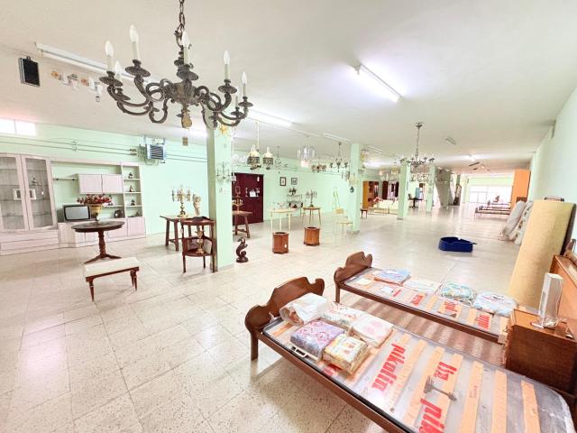 ¡Oportunidad Única! GIGANTE Local Comercial en Ponferrada Flores del Sil