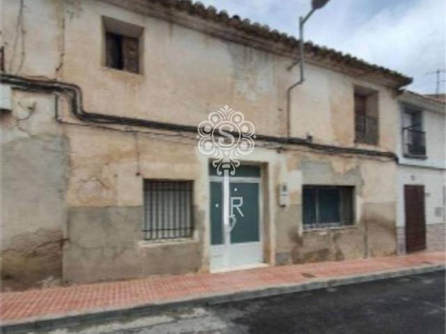 Oportunidad única: Gran casa de pueblo de 176 m² para reformar a tu gusto