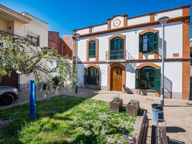 Oportunidad Única: Gran Casa en el Centro de Cunit con Doble Referencia Catastral