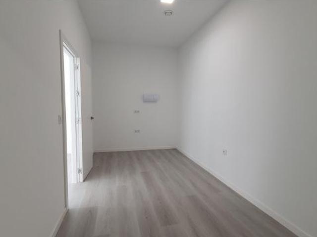 Oportunidad Única: Local Comercial en Vitoria por solo 690 €, a estrenar. Escaparate. Aseo