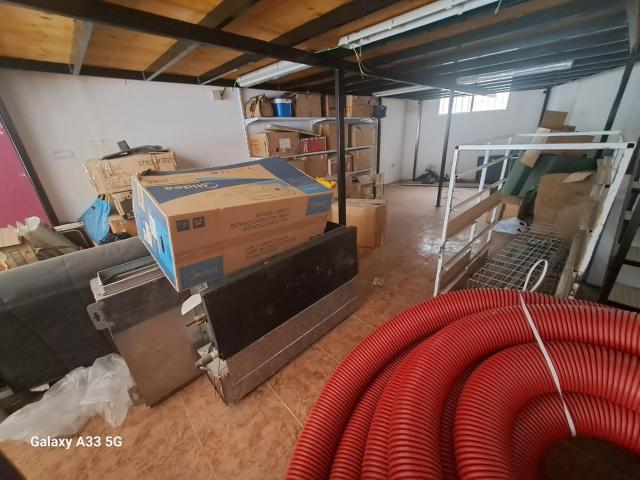 Oportunidad Única: Local Comercial Versátil en Águilas