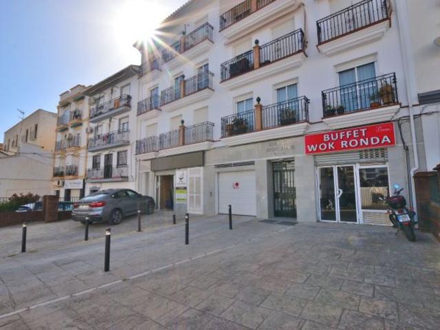 ! OPORTUNIDAD UNICA! LOCAL con 1.400 m2, junto a la Estación. 0m² Ronda