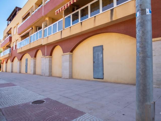 Oportunidad única: Local estratégico junto a la playa en Aguadulce