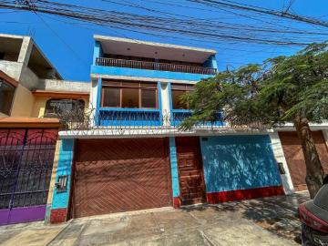 ¡OFERTA UNICA CASA DE 3 PISOS CON GRAN POTENCIAL PRECIO REBAJADO POR VIAJE!