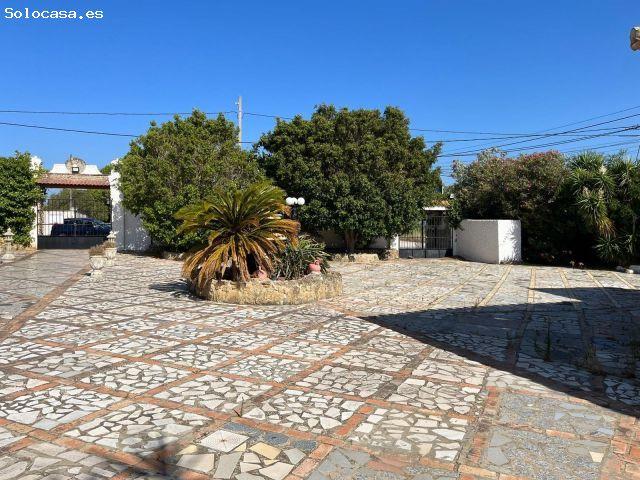 Oportunidad Única: Negocio en Chiclana de la Frontera con Vivienda Adosada y licencia turística