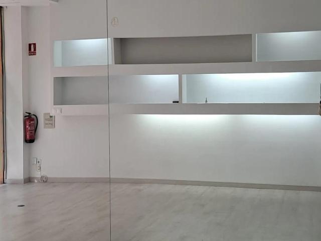 Local COMERCIAL o VIVIENDA con cambio de uso a aprobado | 2 dormitorios | Escaparates