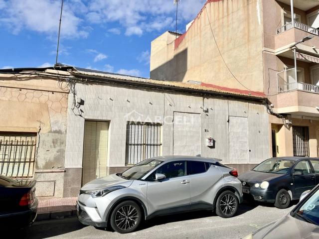 OPORTUNIDAD ÚNICA PARA PROMOTORES: PARCELA EDIFICABLE EN PLENO CENTRO DE TORREVIEJA CON POSIBILIDAD DE CONSTRUIR HAST