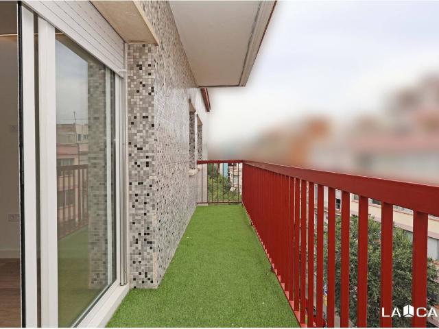 ¡OPORTUNIDAD ÚNICA! Piso de Diseño a Estrenar con Balcón en Pleno Poble Sec