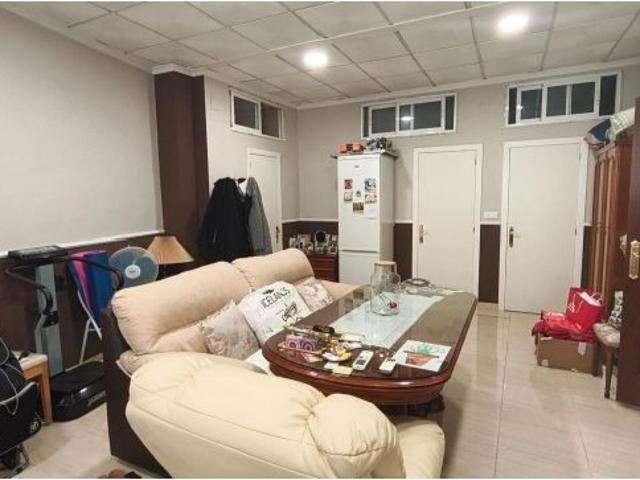 Oportunidad Única: Piso en Planta Baja con Local Comercial en la Plaza Vieja de Cabra por solo €165