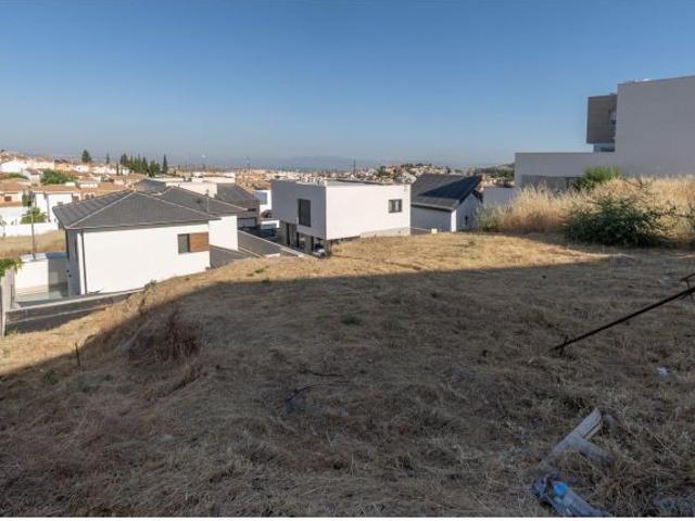 ¡OPORTUNIDAD ÚNICA! Solar urbano con proyecto de diseño visado de regalo en Huétor Vega