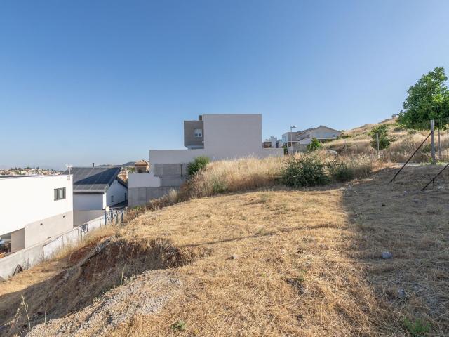 ¡OPORTUNIDAD ÚNICA! Solar urbano con proyecto de diseño visado de regalo en Huétor Vega