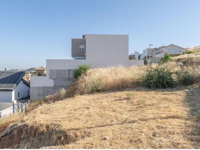 ¡OPORTUNIDAD ÚNICA! Solar urbano con proyecto de diseño visado de regalo en Huétor Vega