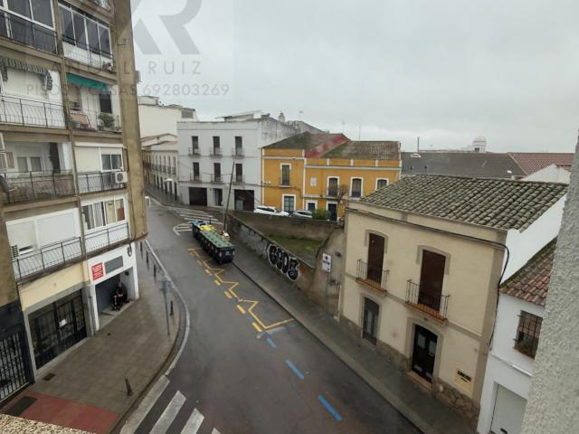 OPORTUNIDAD – VENTA DE PISO JUNTO A CALLE ALMENDRALEJO, EN MÉRIDA