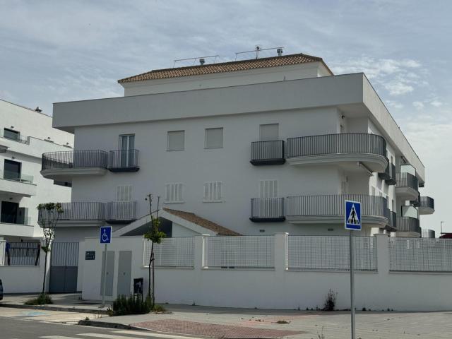 OPORTUNIDAD VIVIENDA DE RECIENTE CONSTRUCCIÓN JUNTO A LA PLAYA CON GARAJE, TRASTERO Y PISCINA