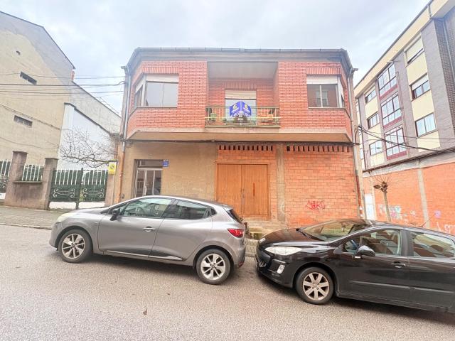 CASA UNIFAMILIAR CON JARDIN DE 258 m2 EN LA ZONA ALTA DE PONFERRADA
