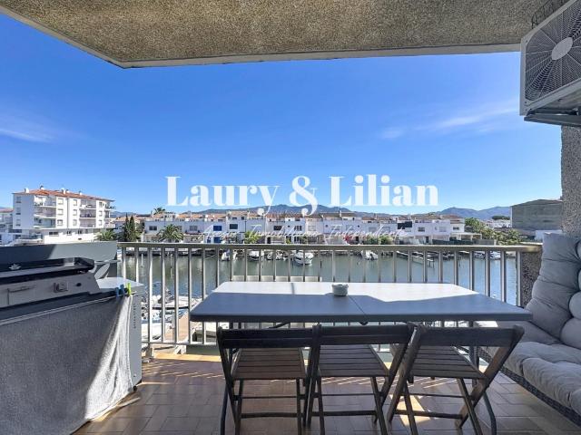 ¡Oportunidad! Apartamento de 2 dormitorios, 2 amarres, plaza de aparcamiento