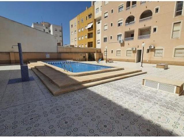 OPORTUNIDAD! ATICO EN EL CENTRO DE TORREVIEJA CON PISCINA Y AMPLIA TERRAZA