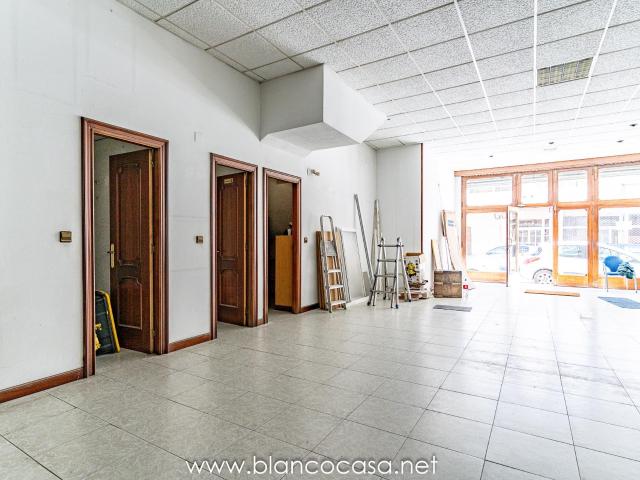 Oportunidad: Bajo y sótano céntricos en Carballo