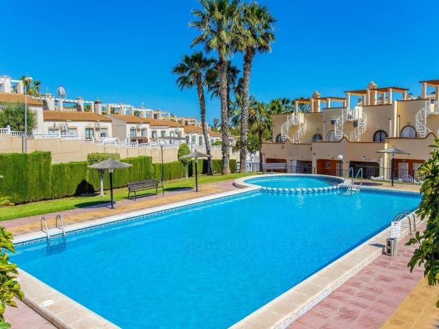 OPORTUNIDAD ! BUNGALOW EN PLANTA BAJA EN VILLAMARTIN: 2 HAB, 1 BAÑO, 2 TERRAZAS, GARAJE Y TRASTERO AMPLIO