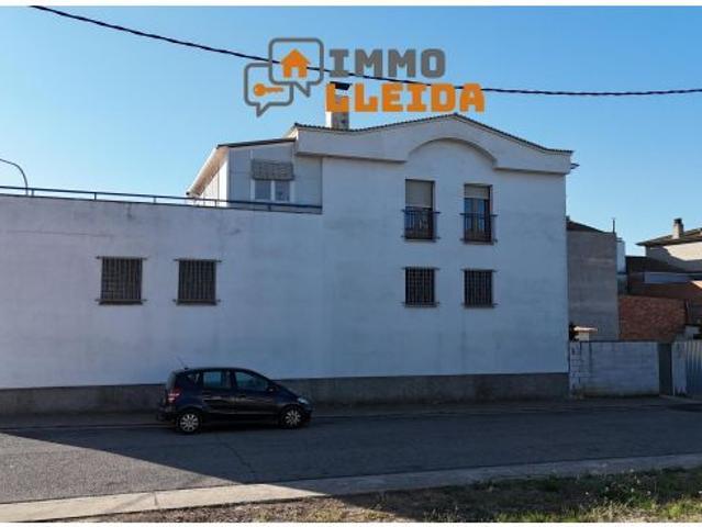 OPORTUNIDAD Casa adosada con almacén y patio