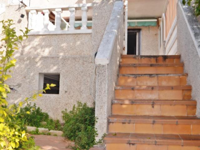 Oportunidad: casa adosada en Creixell con terraza, patio y garaje en zona tranquila