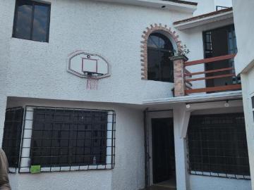 Oportunidad: casa con 3 habitaciones y departamentos cerca de Parques