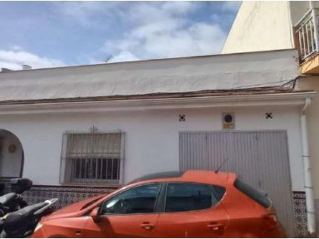 OPORTUNIDAD ! CASA CON GARAJE Y SOLARIUM A REFORMAR