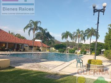 CASA EN VENTA ATRAS DE SUMIYA, ¡OPORTUNIDAD!, CON 3 HABITACIONES EN PLANTA BAJA, CANCHAS DE TENIS, ALBERCA Y VIGILANCIA
