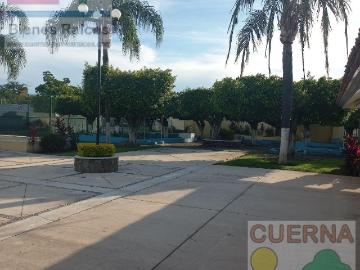 ¡Oportunidad! Casa en venta con 3 recámaras en planta baja, casa club y vigilancia