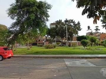 Oportunidad Casa/terreno Frente a Parque en San Miguel