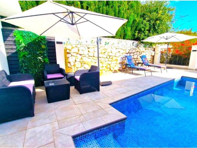 Oportunidad! Chalet completamente reformado, en una sola planta, con 3 dormitorios dobles y 2 baños, con piscina y zona