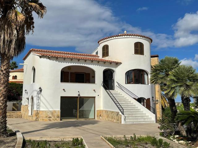 Villa con preciosas vistas al mar y amplia parcela en Calpe