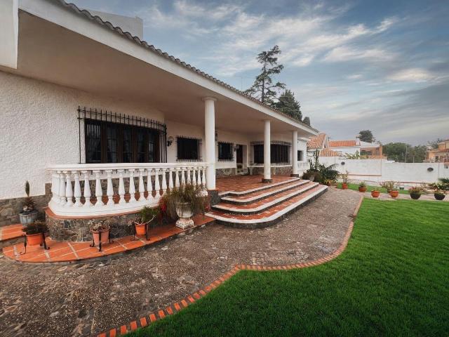 ¡ OPORTUNIDAD ! Chalet de una planta en una de las zonas más tranquilas y demandadas de Churriana