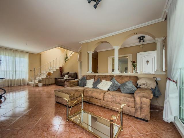 EXCLUSIVO CHALET INDEPENDIENTE CON PISCINA Y 3.500 m² DE PARCELA EN SAN ROMÁN