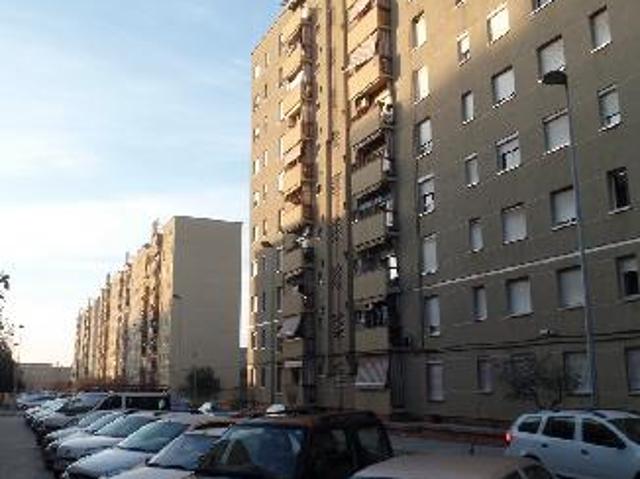 Oportunidad de vivienda con acogedora terraza y tres dormitorios en Espronceda de Sabadell