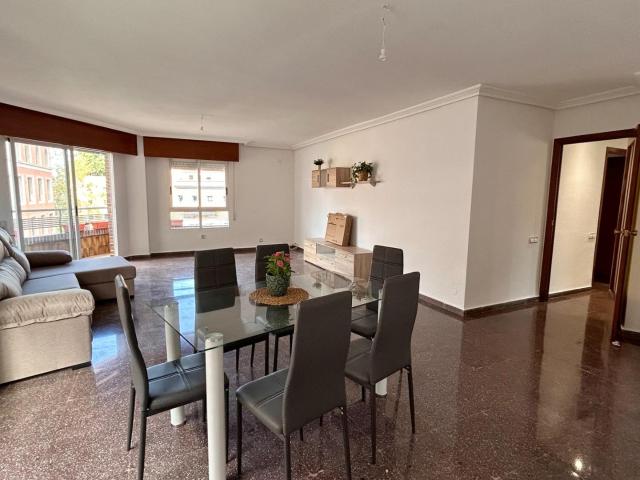 ¡Oportunidad de alquiler de habitación en pleno corazón de Murcia!