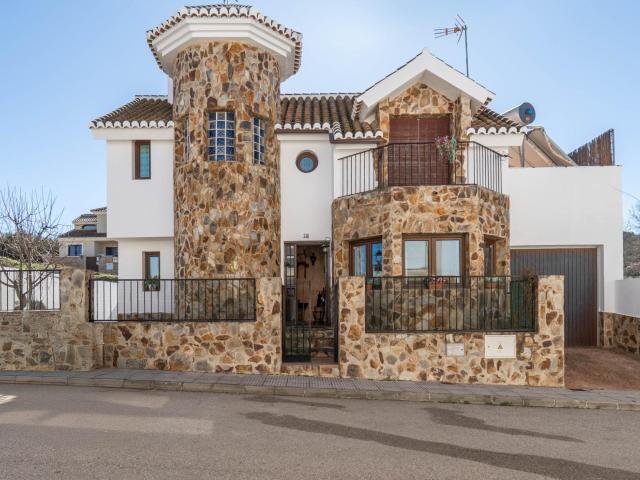 OPORTUNIDAD DE CASA PAREADA EN UN ENTORNO MUY TRANQUILO